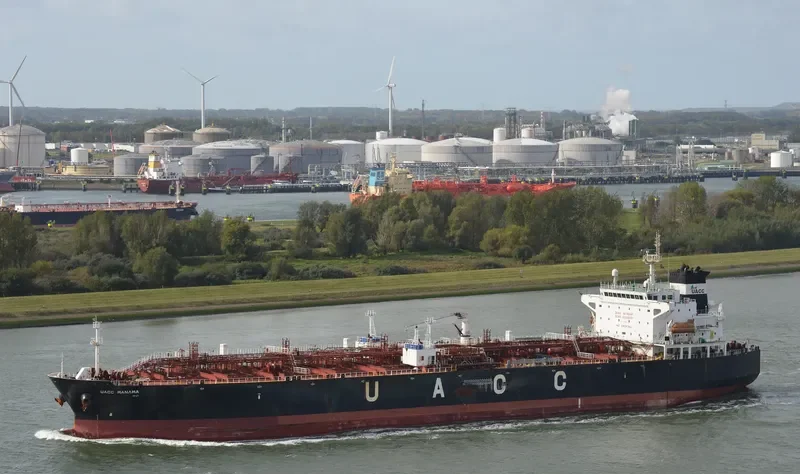 UACC MANAMA Tanker IMO 9458822 photo 3