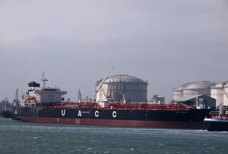 UACC RIYADH Tanker IMO 9458834 photo 4