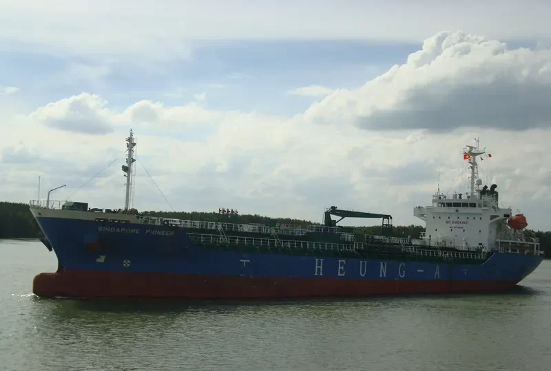 SINGAPORE PIONEER Tanker IMO 9478262 photo 2