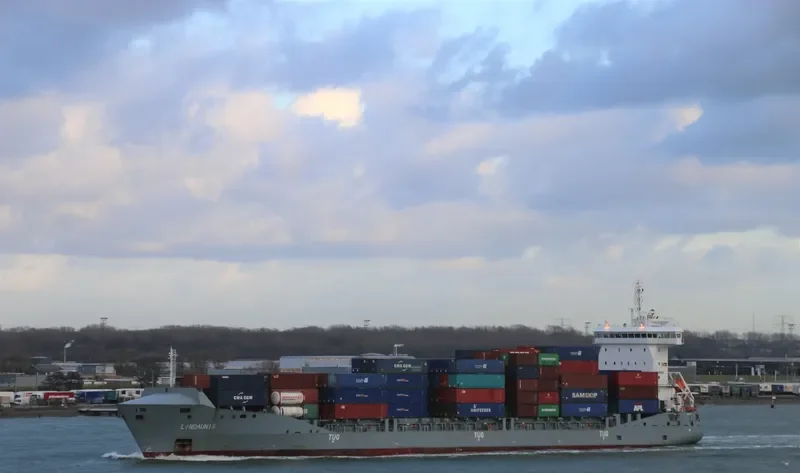 LINDAUNIS Container Ship IMO 9483334 photo 2