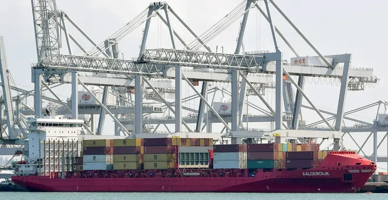 ESSENCE Container Ship IMO 9491496 photo 9