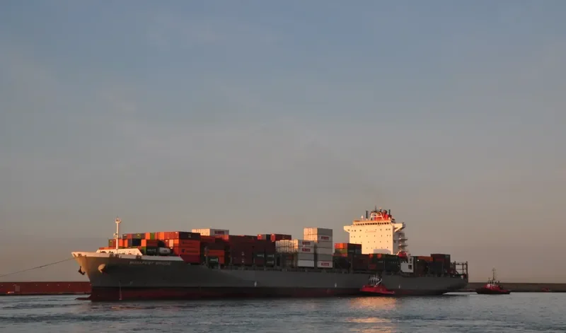 BUDAPEST BRIDGE Container Ship IMO 9494280 photo 4