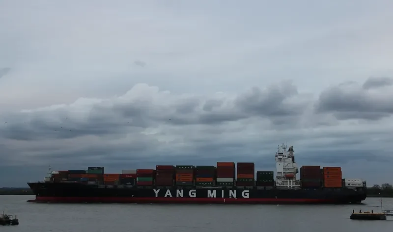 YM EXPRESS Container Ship IMO 9496628 photo 3