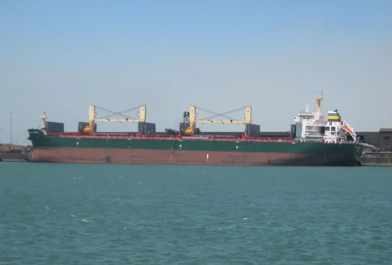 UNIVERSAL BANGKOK Bulk Carrier IMO 9500821 photo 4