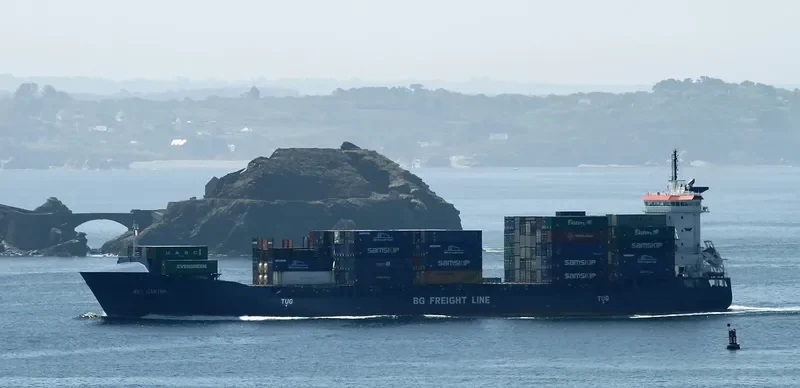 ELBWAVE Container Ship IMO 9504035 photo 9
