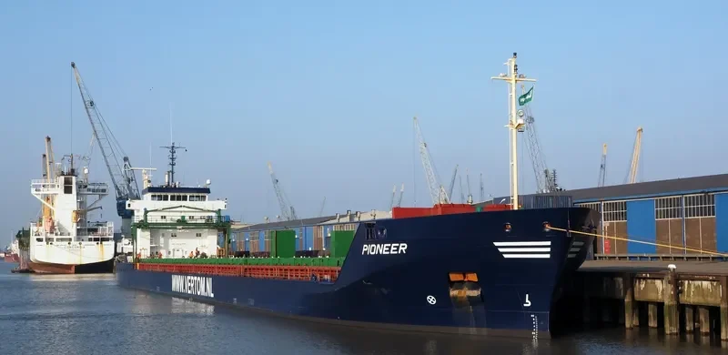 PIONEER Container Ship IMO 9504102 photo 3