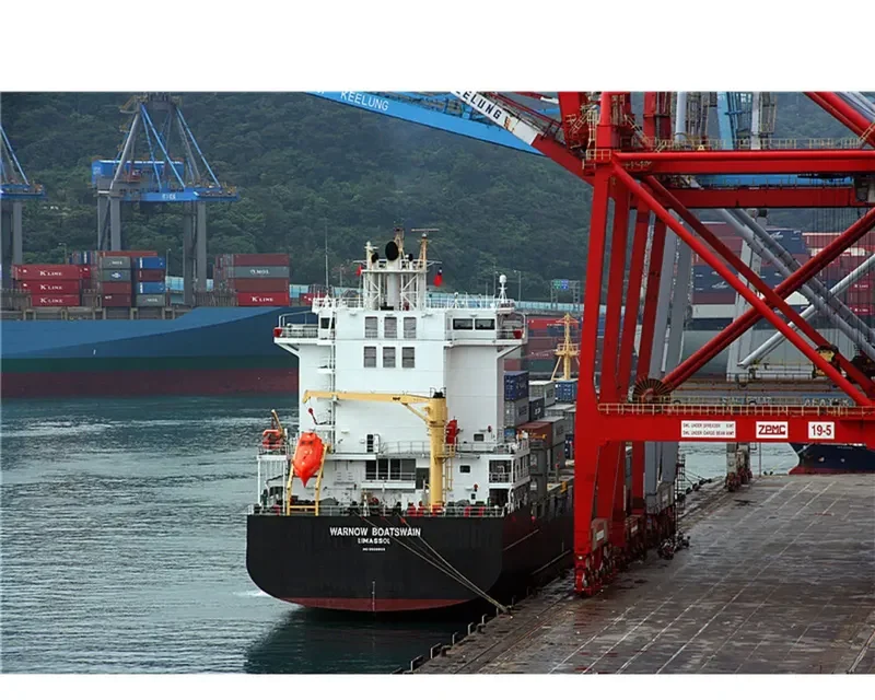 WARNOW BOATSWAIN Container Ship IMO 9509803 photo 2