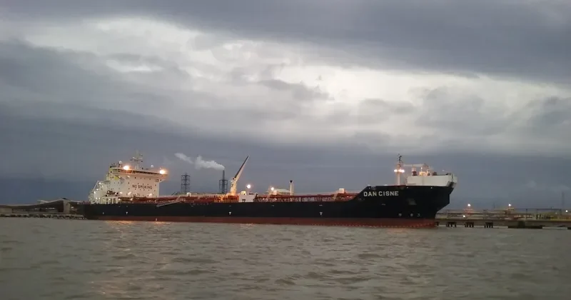 DAN CISNE Tanker IMO 9513440 photo 3