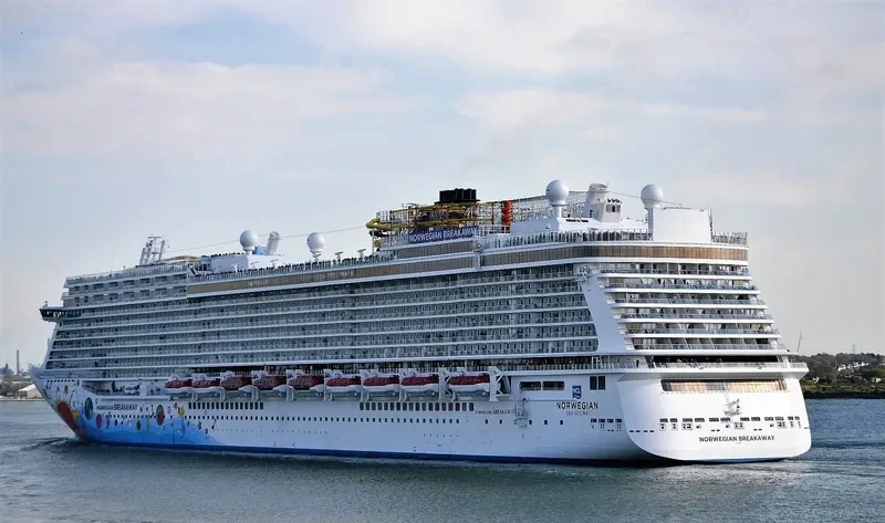 NORWEGIAN BREAKAWAY Passenger Ship IMO 9606912 photo 6