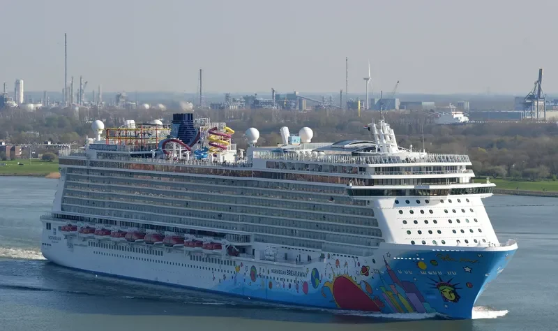 NORWEGIAN BREAKAWAY Passenger Ship IMO 9606912 photo 7