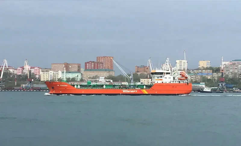 RN SAKHALIN Tanker IMO 9650016 photo 2