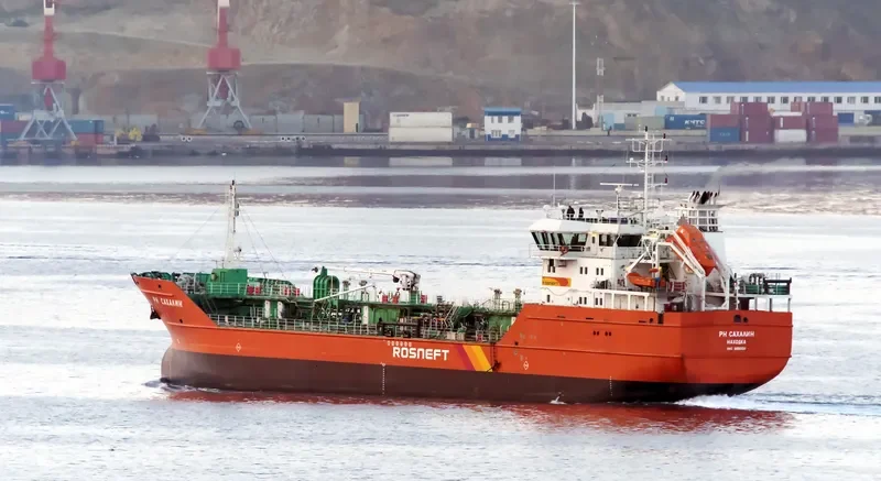RN SAKHALIN Tanker IMO 9650016 photo 4