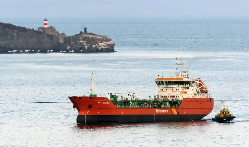RN SAKHALIN Tanker IMO 9650016 photo 5