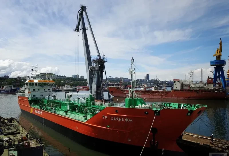 RN SAKHALIN Tanker IMO 9650016 photo 7