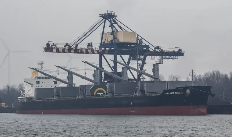 LOWLANDS BREEZE Bulk Carrier IMO 9660097