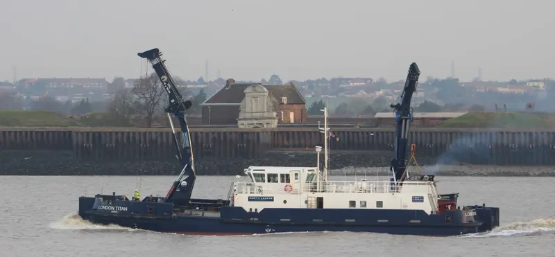 LONDON TITAN Offshore Vessel IMO 9670406 photo 2