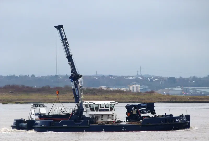 LONDON TITAN Offshore Vessel IMO 9670406 photo 3