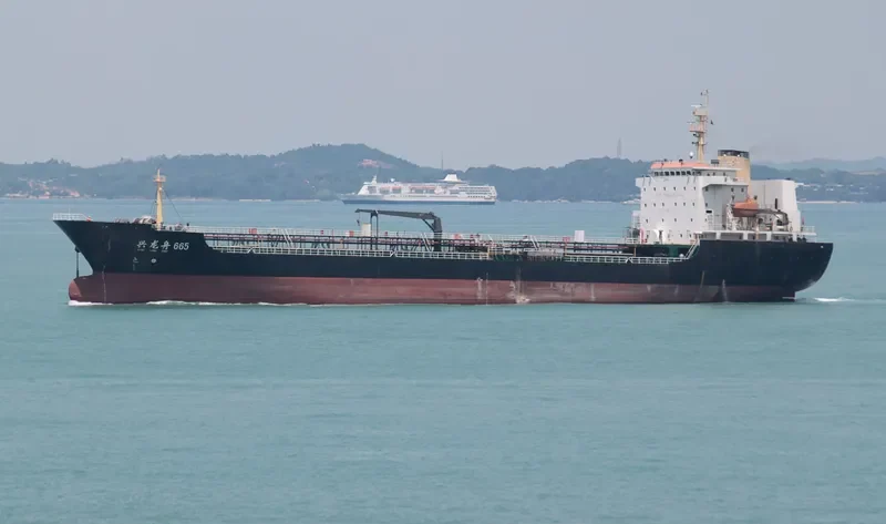 XING LONG ZHOU 665 Tanker IMO 9673032 photo 3