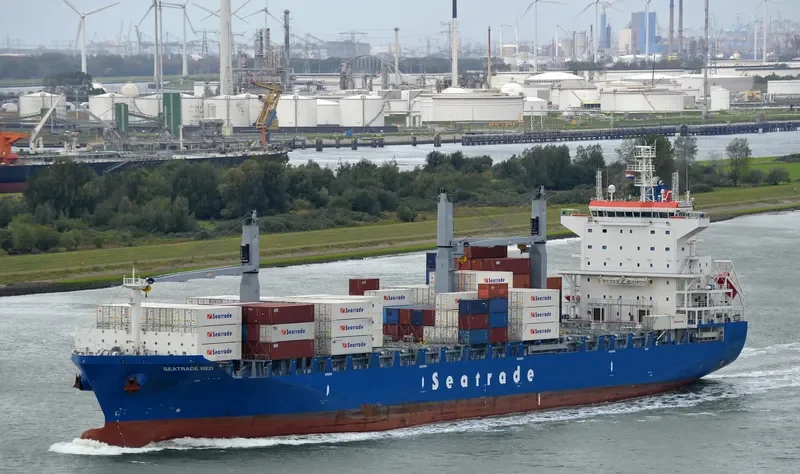 SEATRADE RED Container Ship IMO 9690107 photo 2
