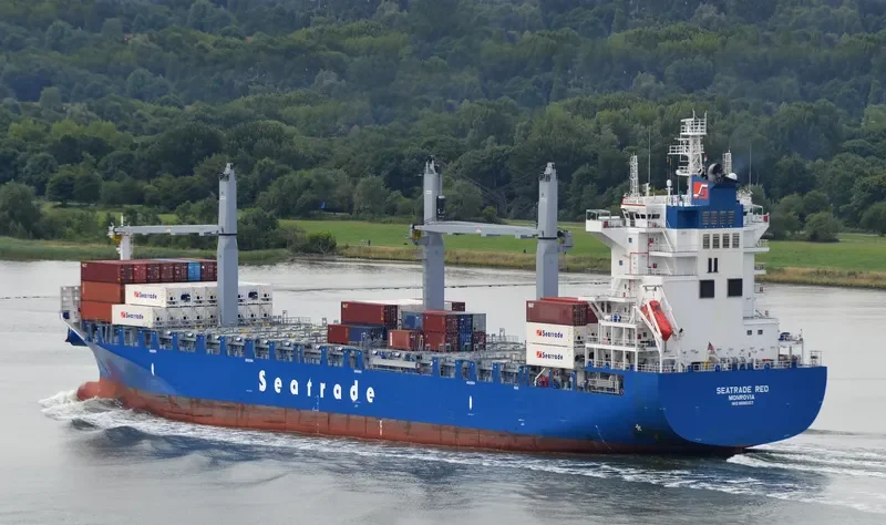 SEATRADE RED Container Ship IMO 9690107 photo 3