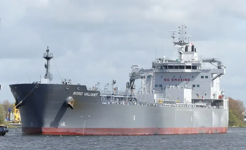 DEE4 LARCH Tanker IMO 9697909 photo 2