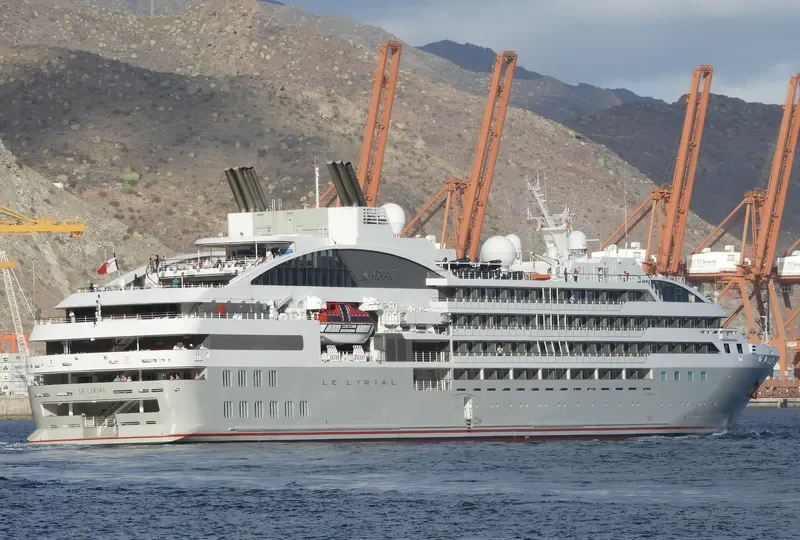 LE LYRIAL Passenger Ship IMO 9704130 photo 2