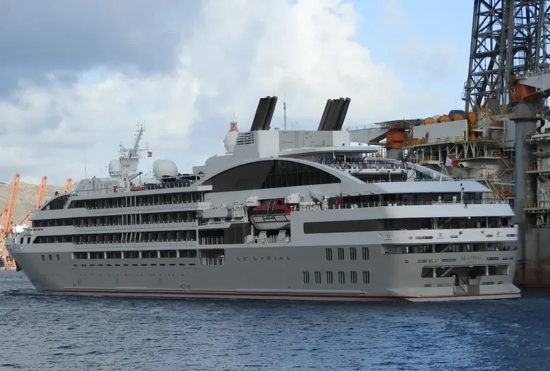 LE LYRIAL Passenger Ship IMO 9704130 photo 3