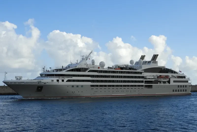 LE LYRIAL Passenger Ship IMO 9704130 photo 4