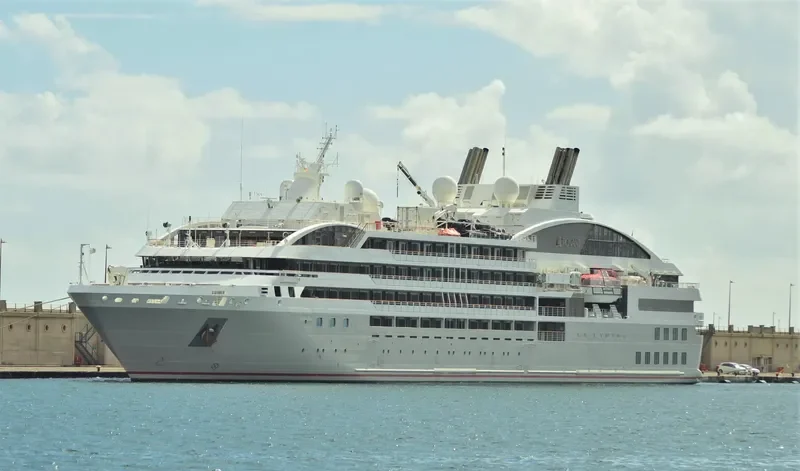 LE LYRIAL Passenger Ship IMO 9704130 photo 5
