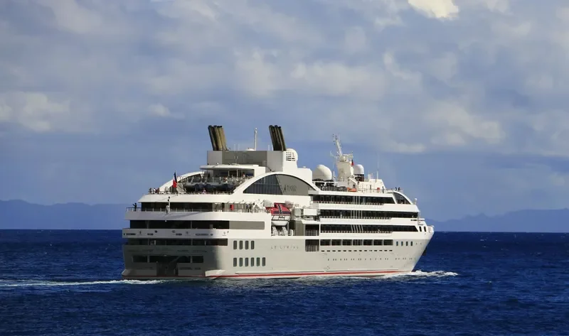 LE LYRIAL Passenger Ship IMO 9704130 photo 6