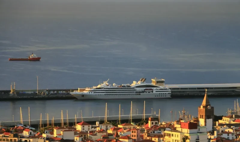 LE LYRIAL Passenger Ship IMO 9704130 photo 8