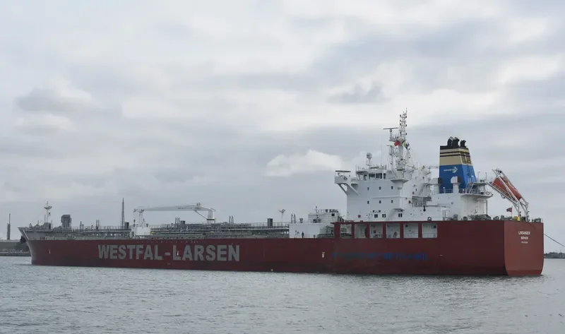 LINDANGER Tanker IMO 9725299 photo 9