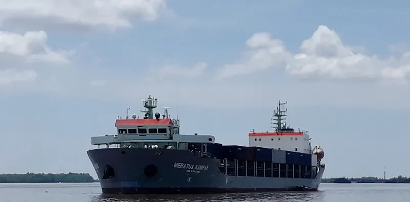 MERATUS KAMPAR Container Ship IMO 9741205 photo 4